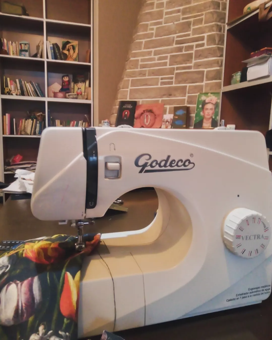 Máquina de coser en el taller de Mistol Taller, con tela floreada